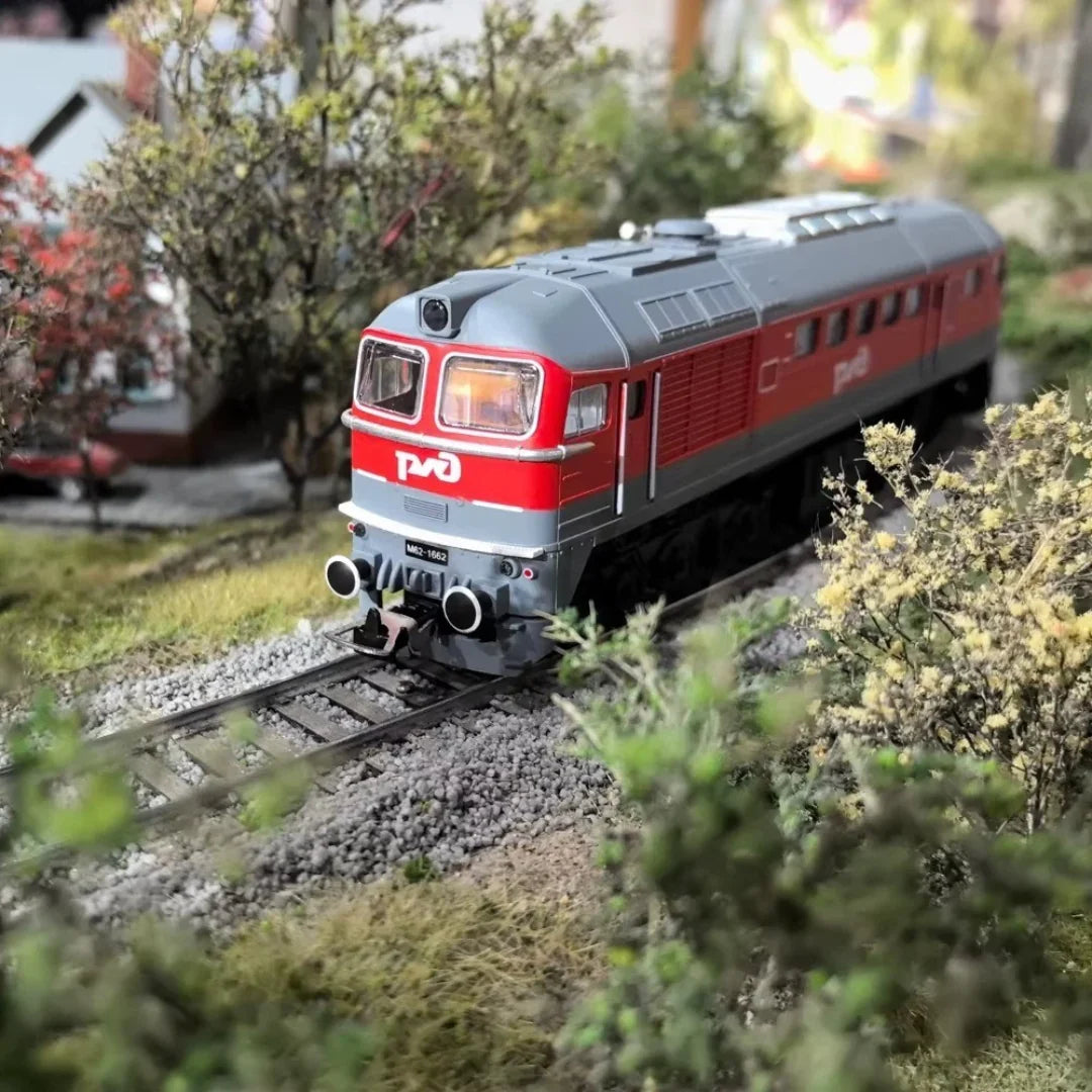 HO Scale 1:87 M62 Diesel Locomotive Model Train for Display Collection